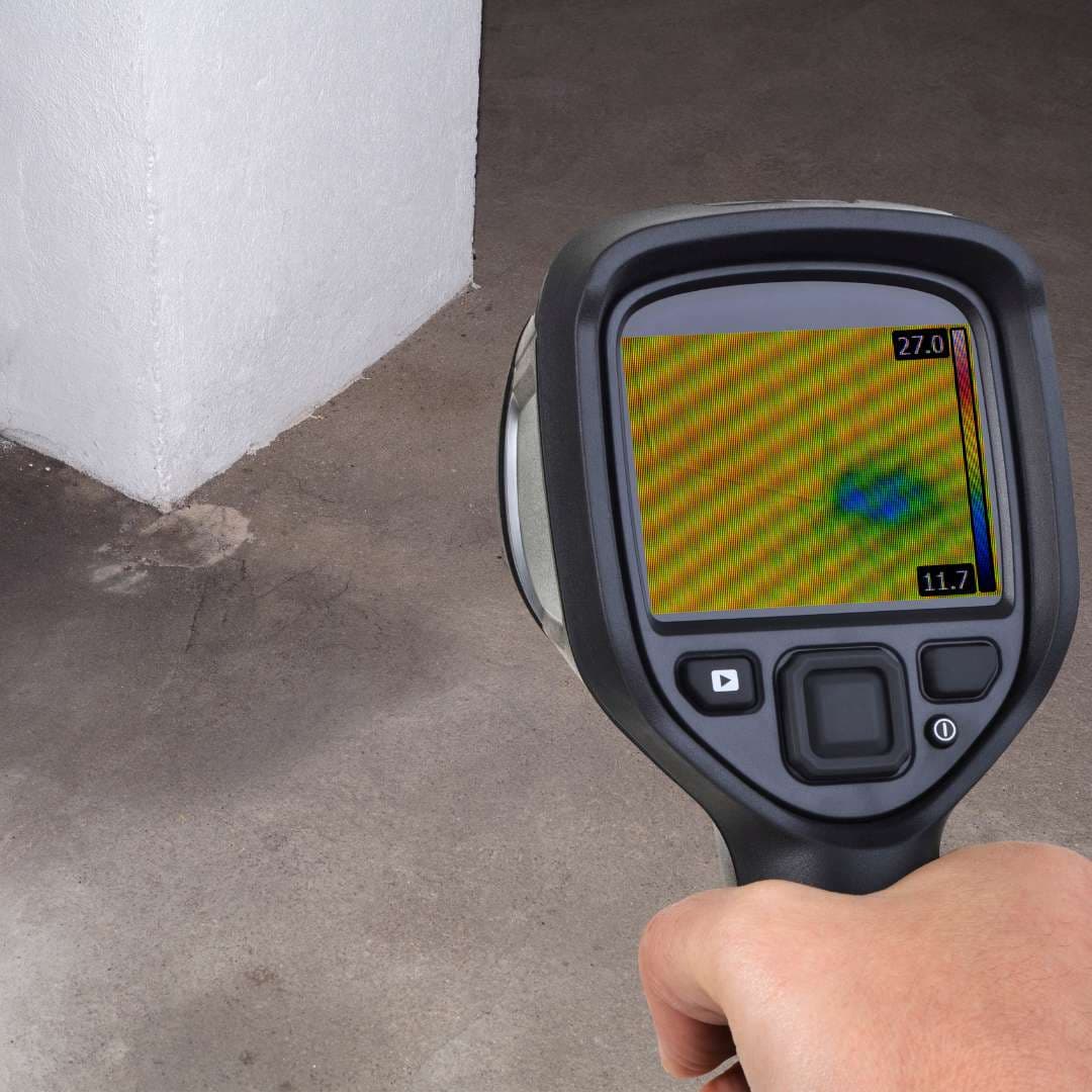 Cámara termográfica detectando fuga en pared