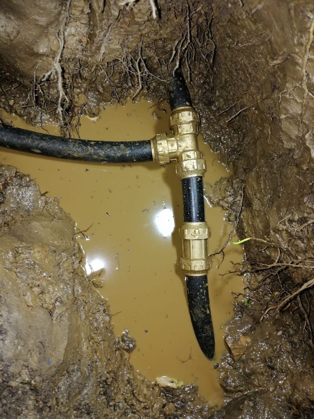Reparación profesional de una fuga de agua