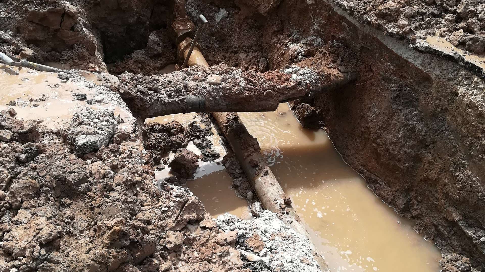 Técnico localizando fuga en tubería enterrada con geófono