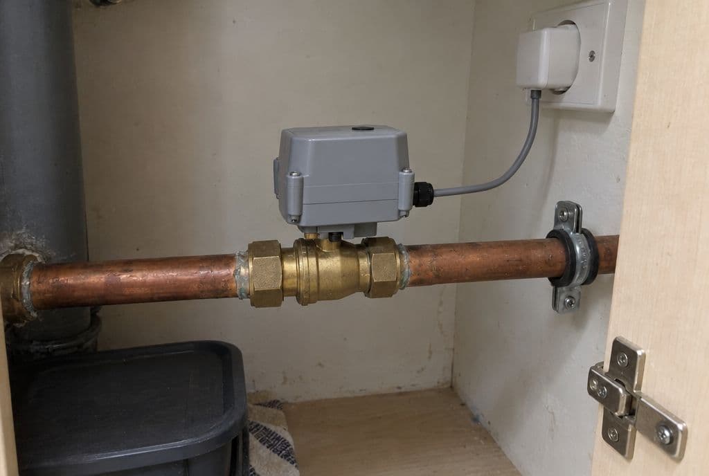 Válvula motorizada de corte automático instalada en la tubería general de una vivienda