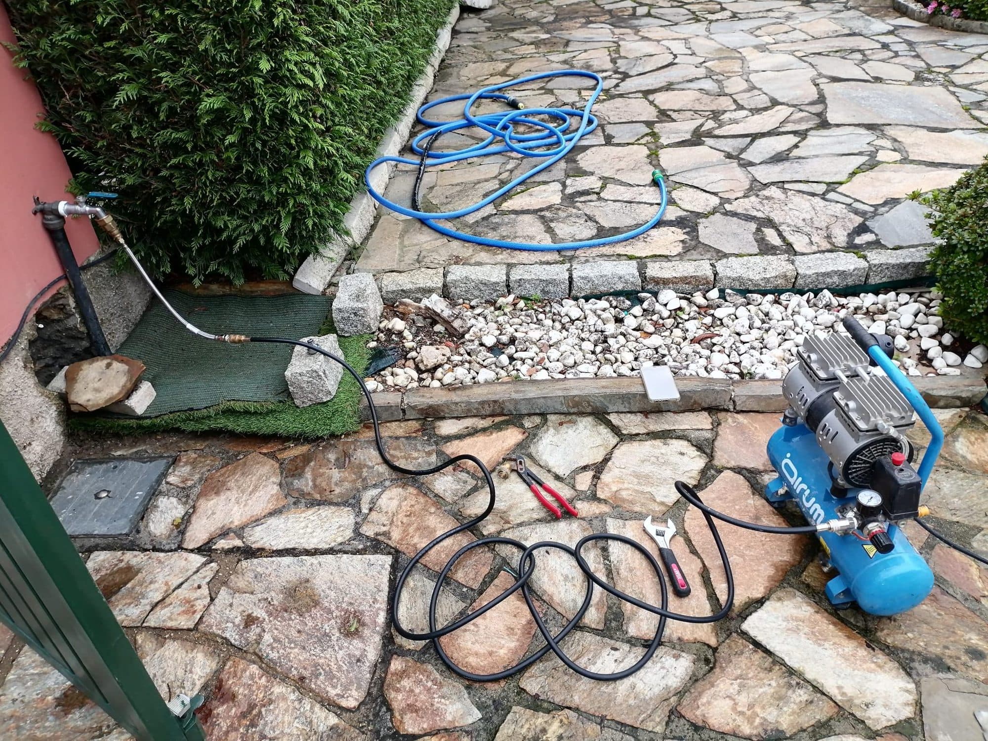Equipo de gas trazador conectado a la instalación en el patio de una vivienda