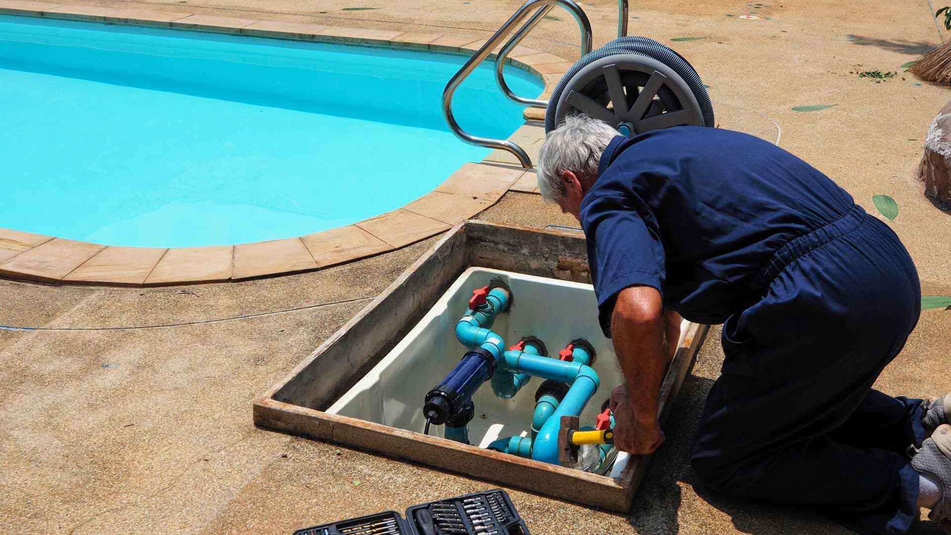 Técnico revisando la sala de máquinas de una piscina en busca de una fuga