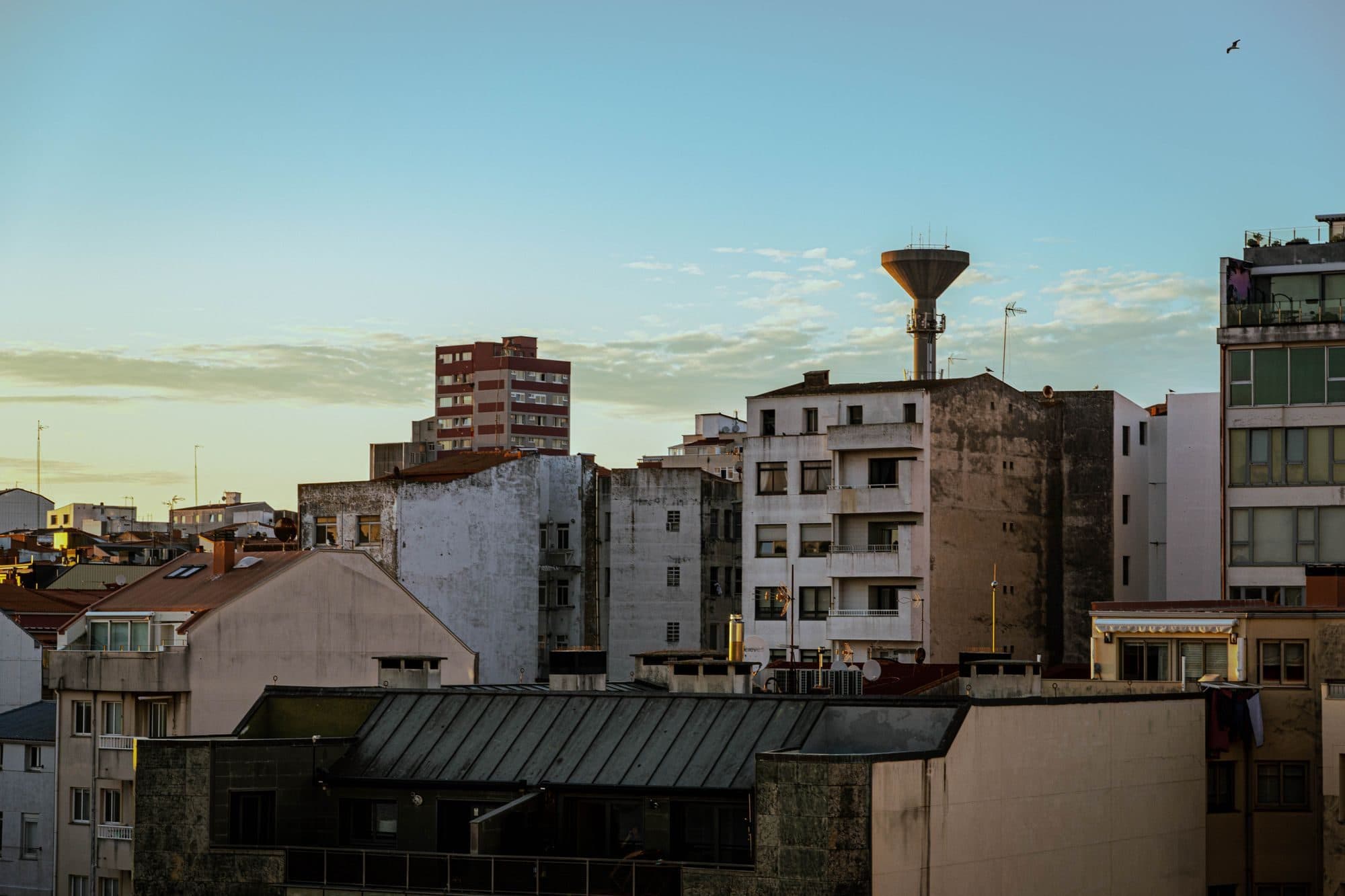 Edificios de viviendas de A Coruña con el depósito de agua al fondo