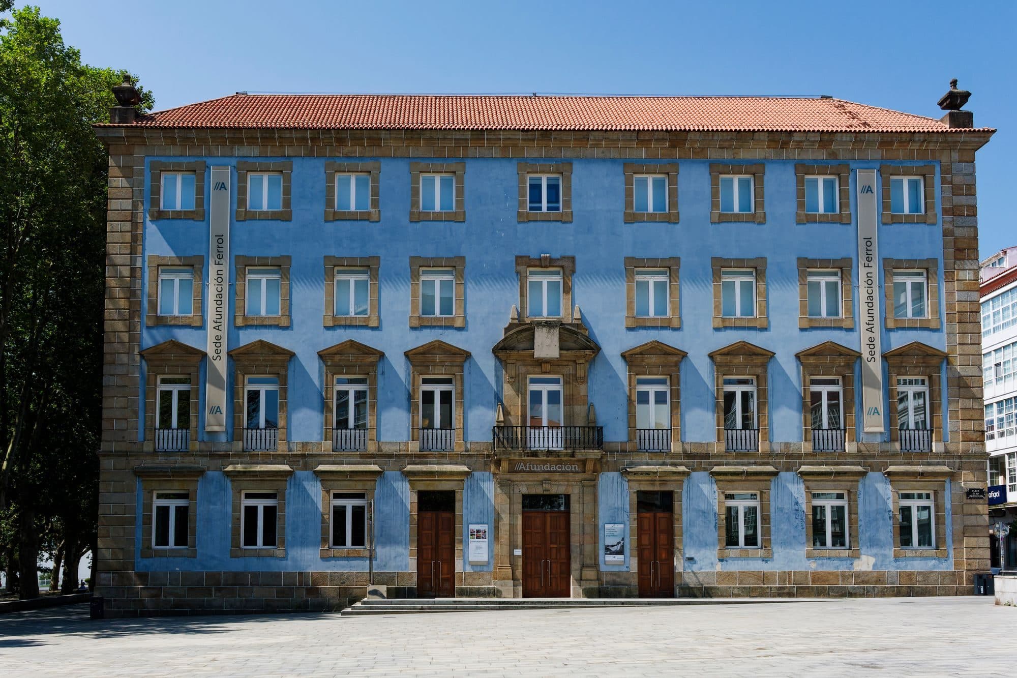 Edificio histórico de fachada azul en el centro de Ferrol