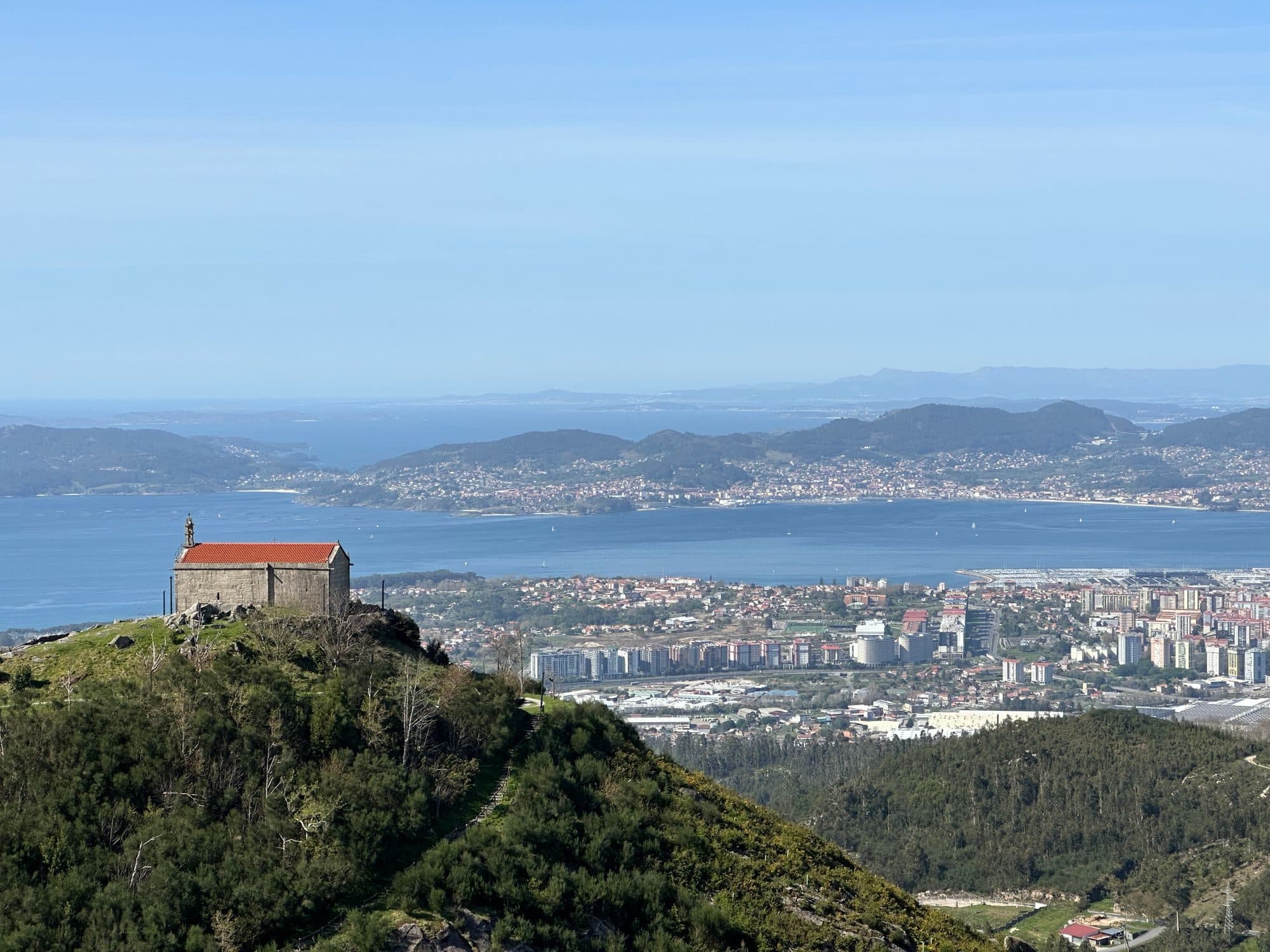 Vista de Vigo y su ría desde el monte